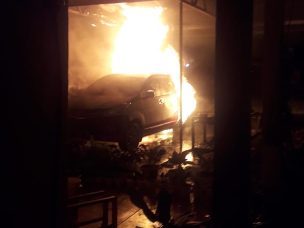 Mobil dibakar