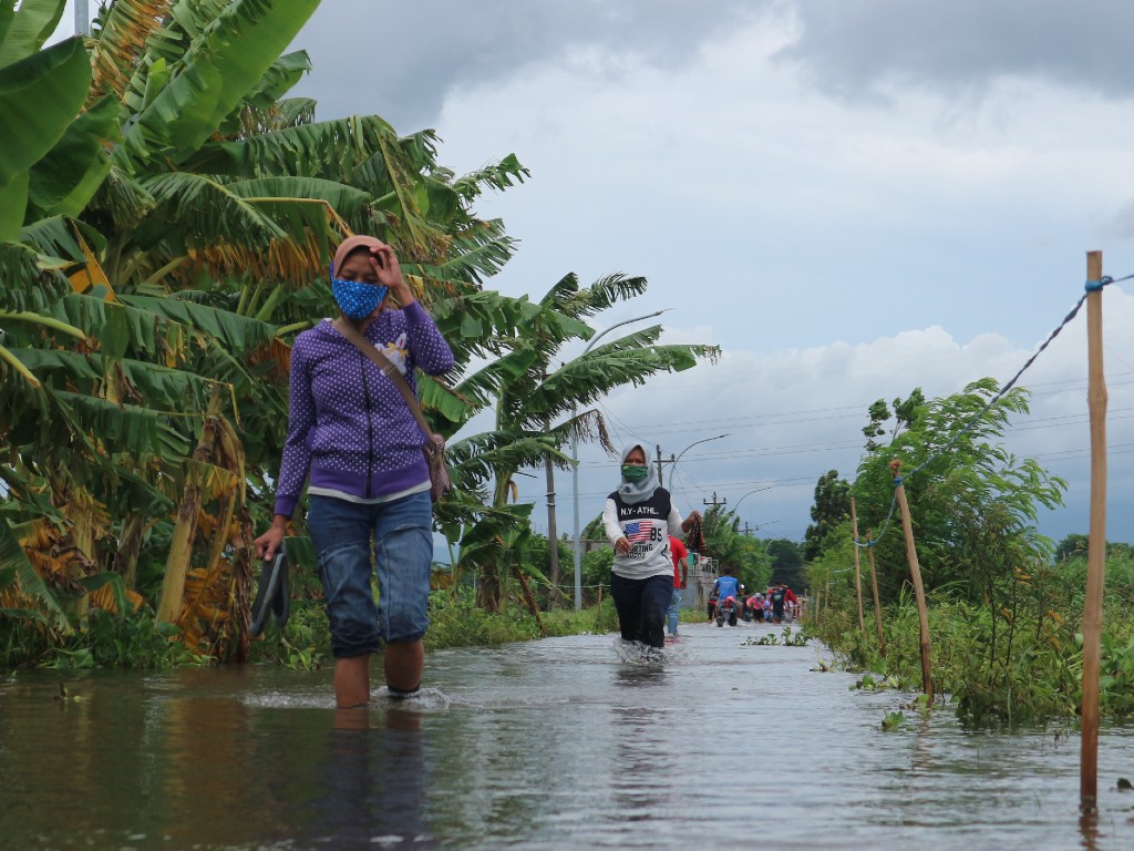 jalan kaki terjang banjir