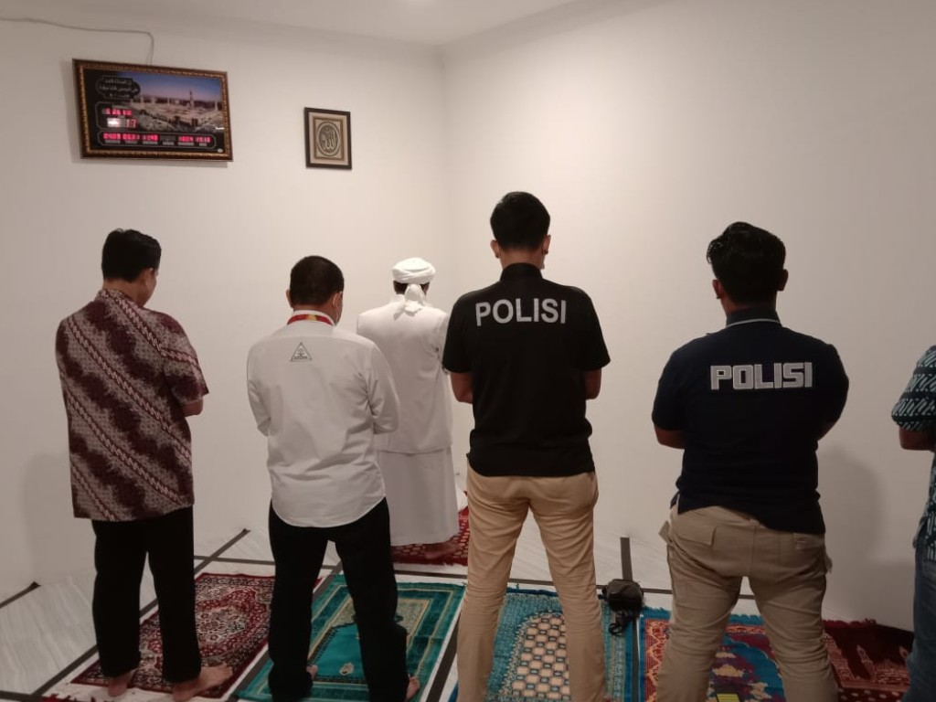 salat jemaah rizieq n polisi