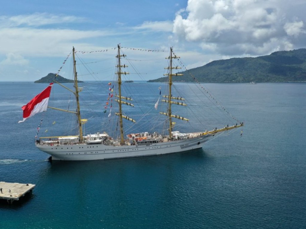 Kapal berlayar di perairan Nusantara