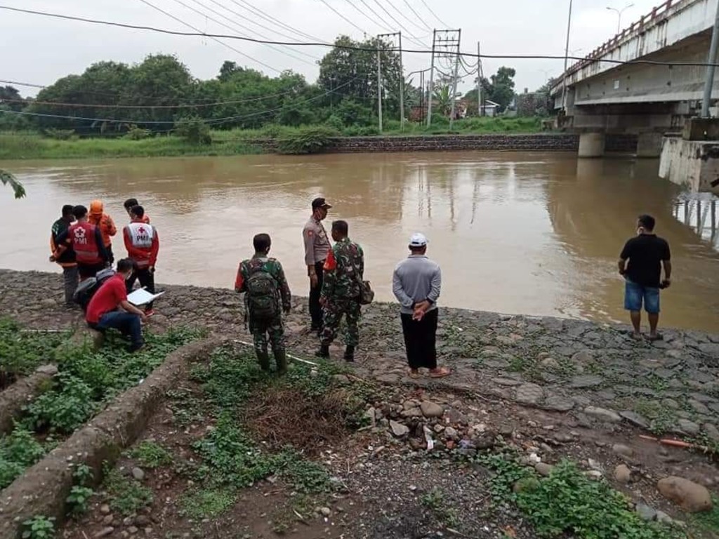 lompat ke sungai