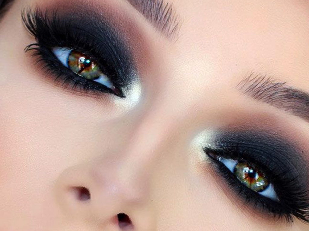 Gaya makeup smokey eye