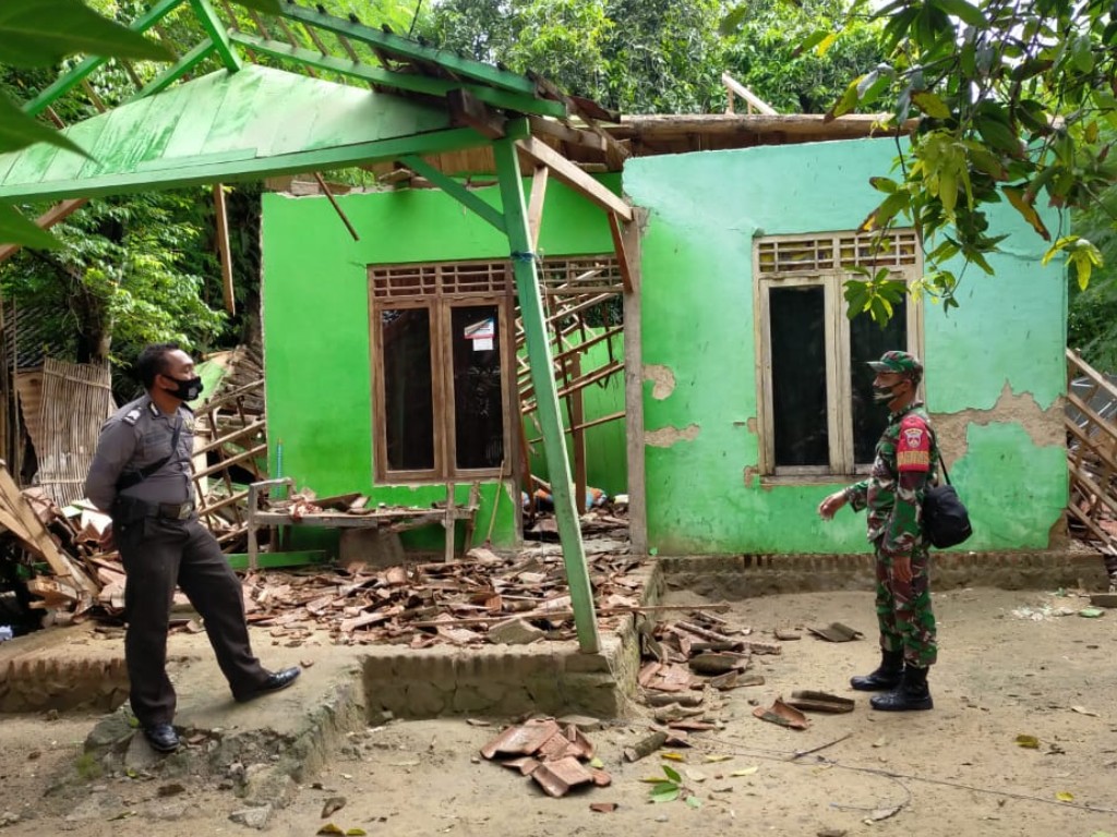 rumah ambruk rembang