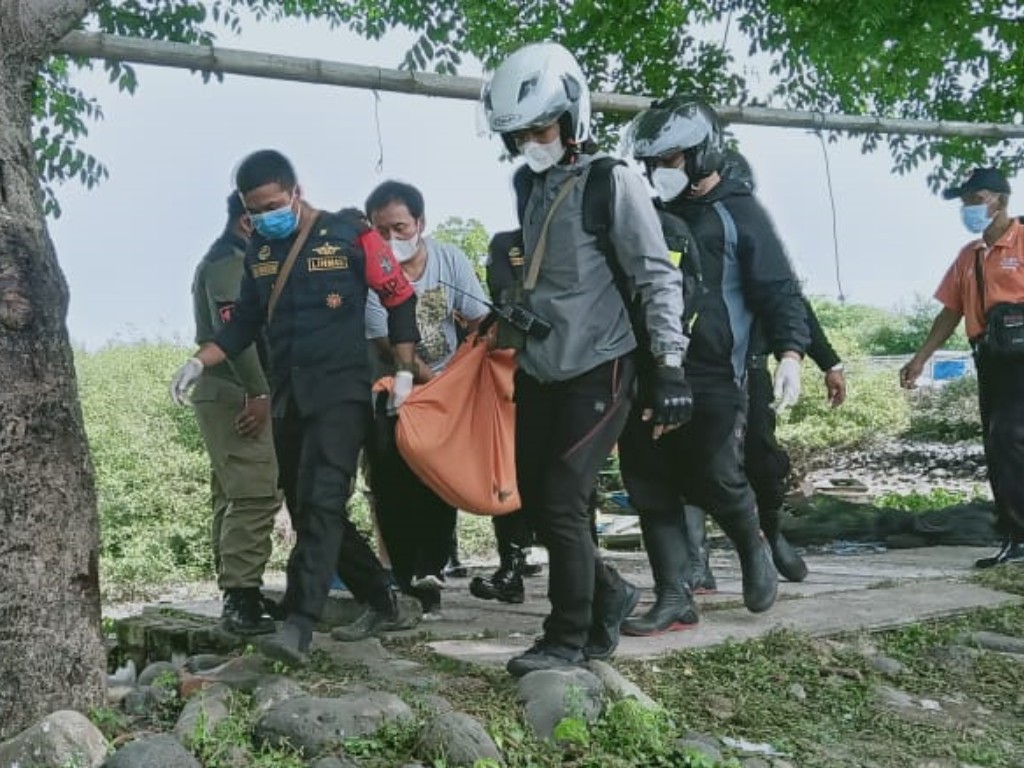 Evakuasi Mayat di Surabaya