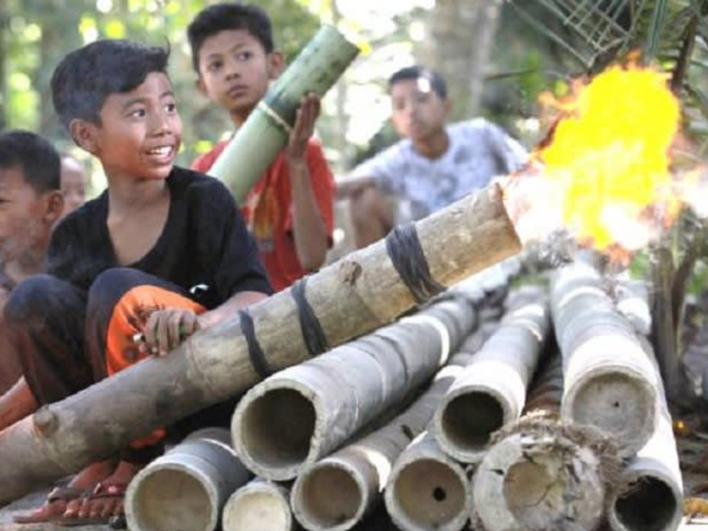 Tradisi Meriam Bambu Masyarakat Flores