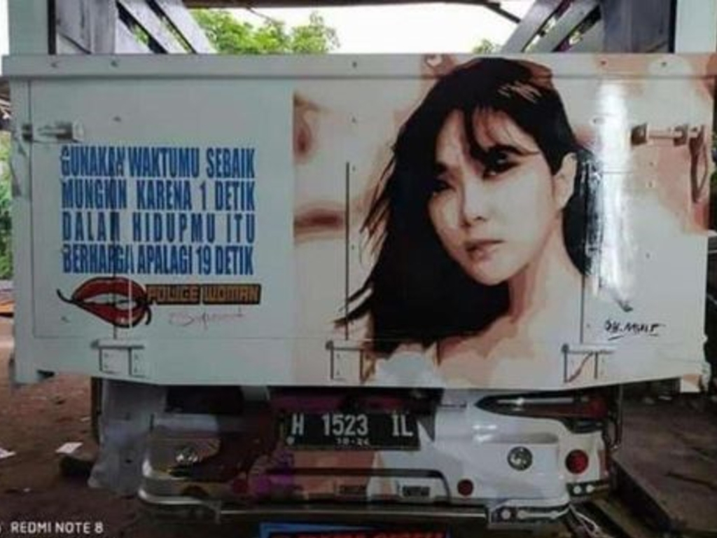 Wajah Gisel di bagian belakang Truk