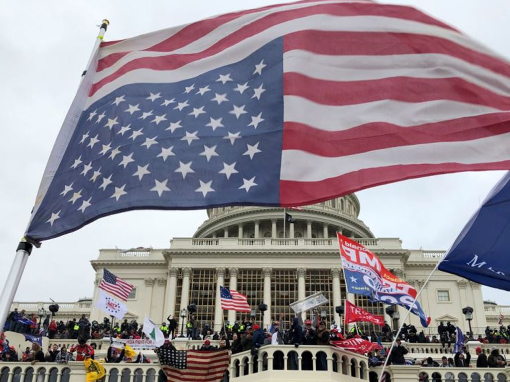 pendukung trump serbu