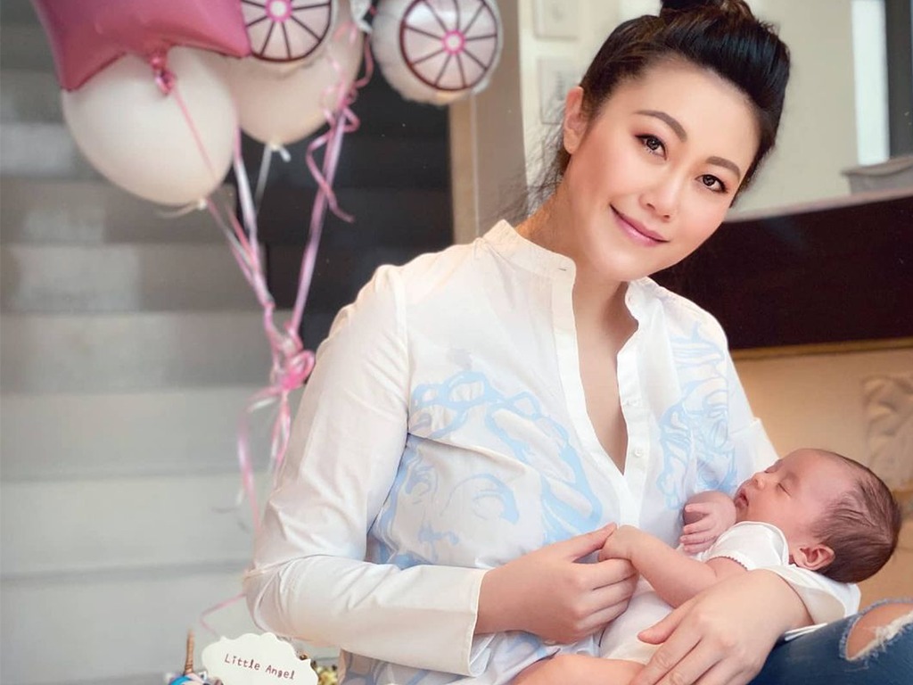 Luo Lili bersama bayinya