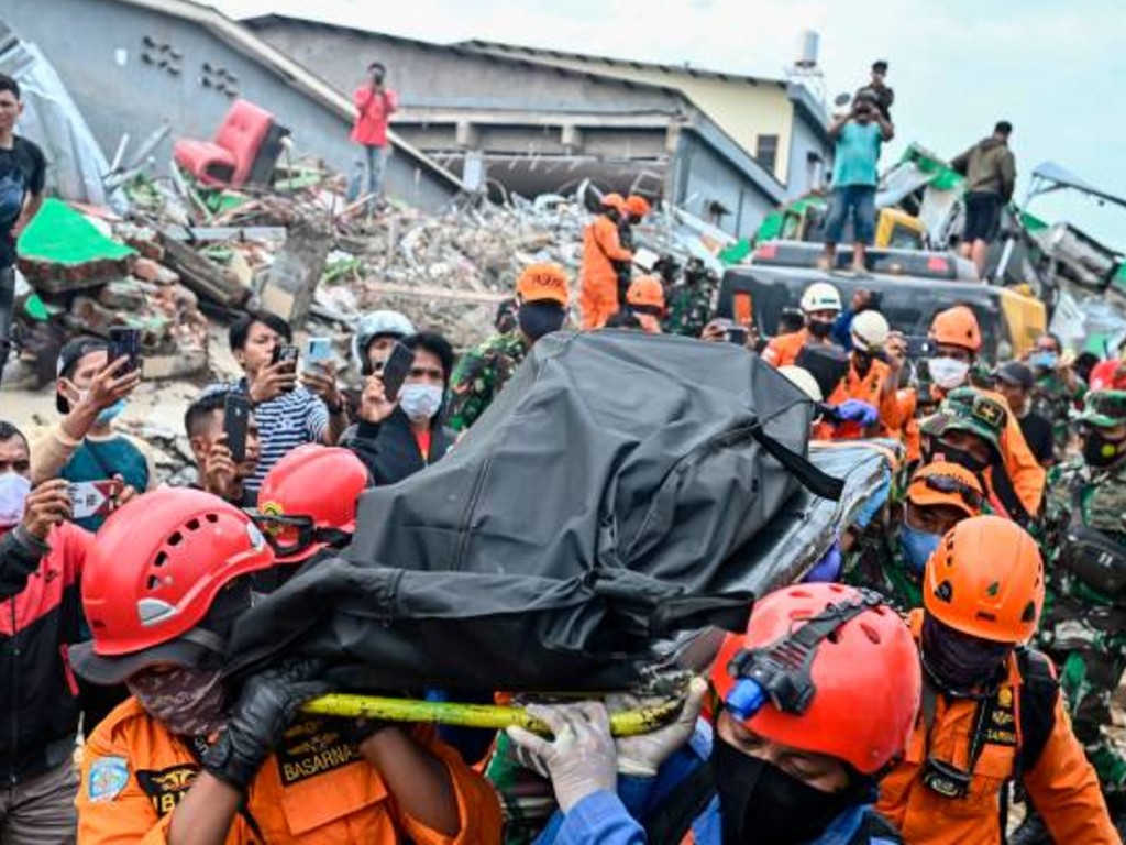 Evakuasi Korban Gempa di Mamuju