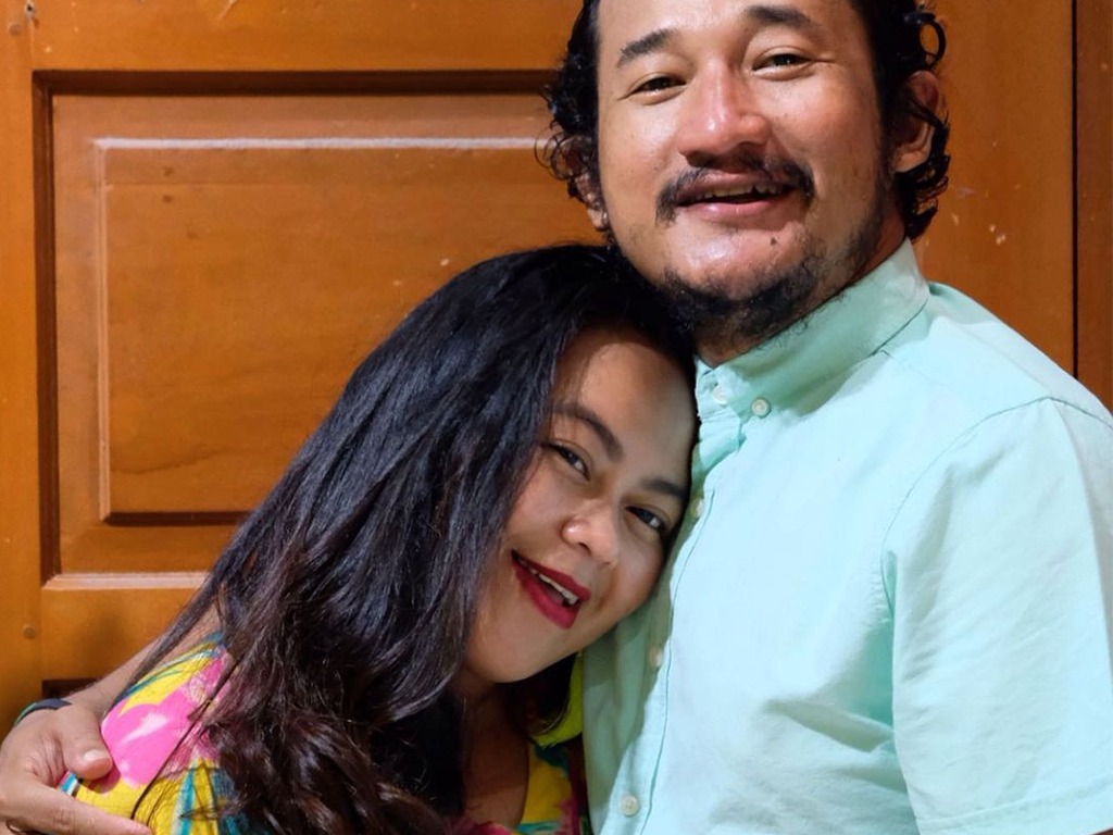 Isa Bajaj bersama istrinya