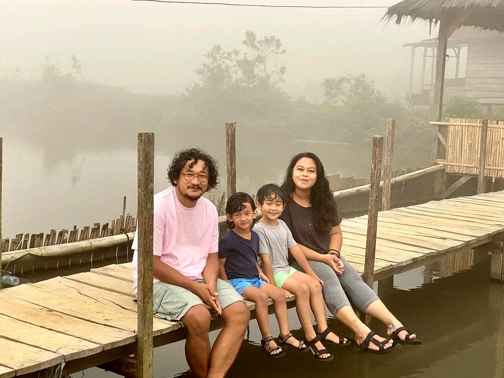 Isa Bajaj bersama keluarga