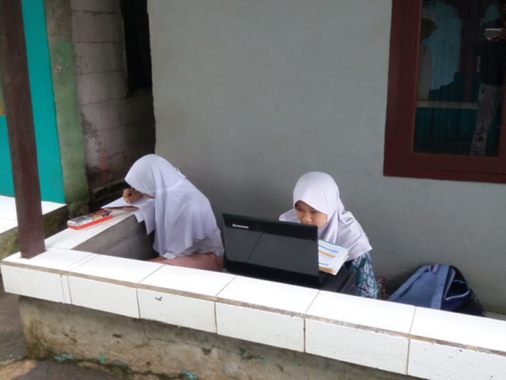 Siswadi gunakan wifi gratis di wilayah RW 07 Kelurahan Ratujaya