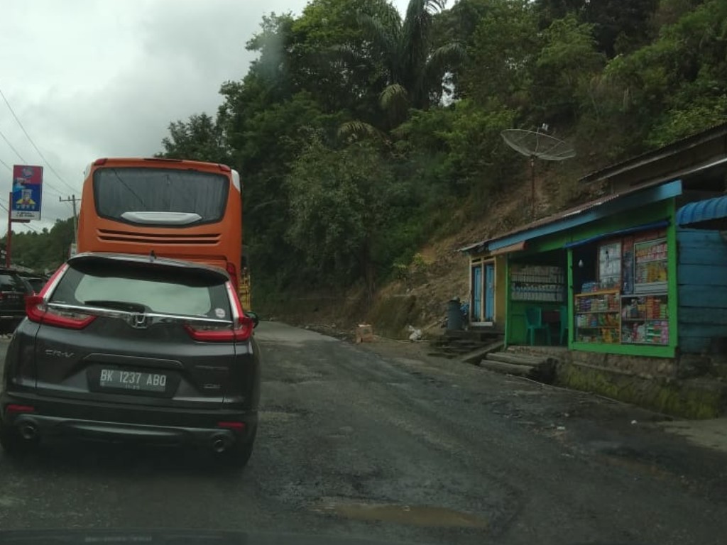 Jalan Rusak Danau Toba