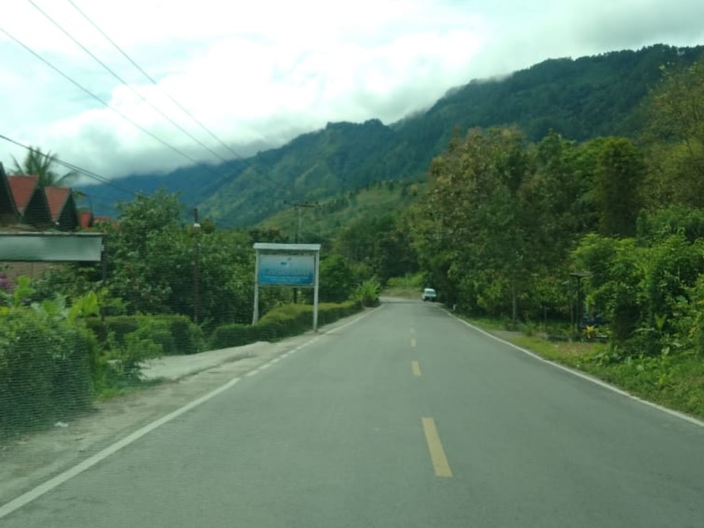 Jalan mulus Danau Toba