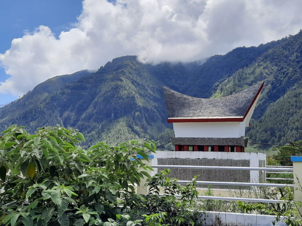 Kuburan dan Danau Toba