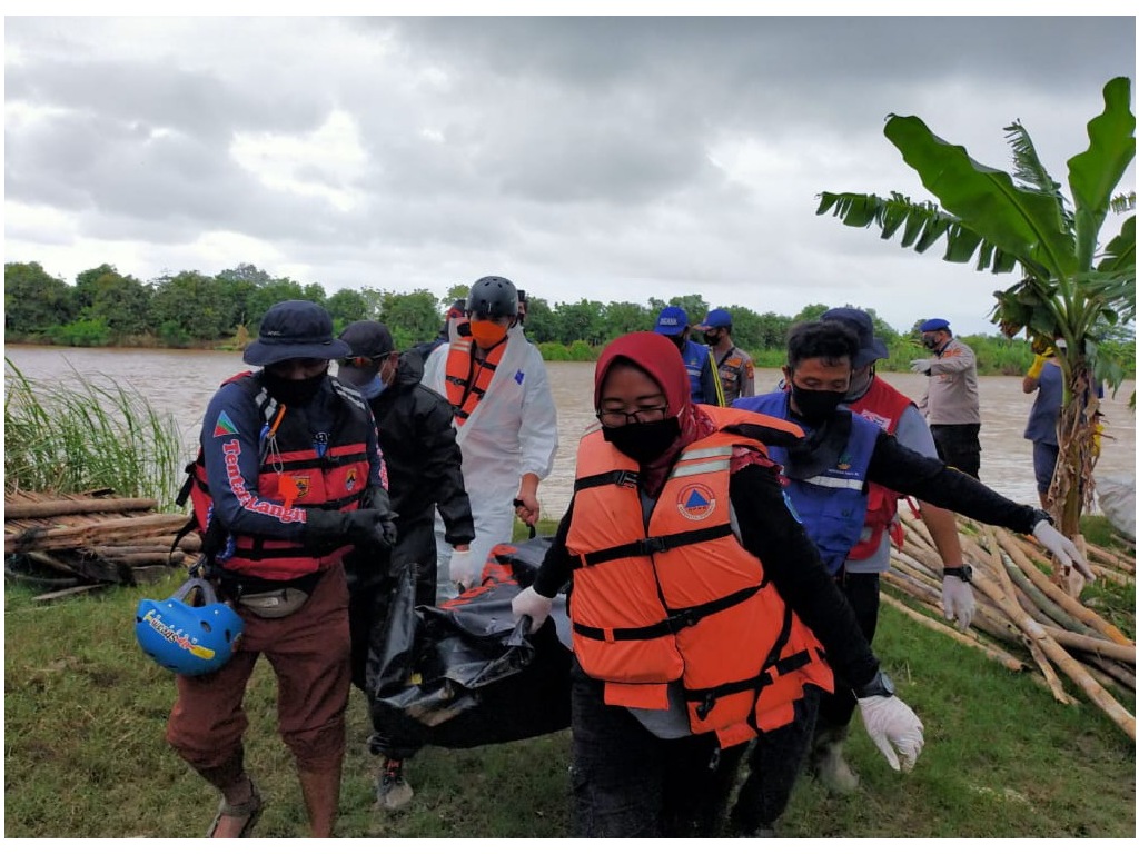 Evakuasi korban tenggelam