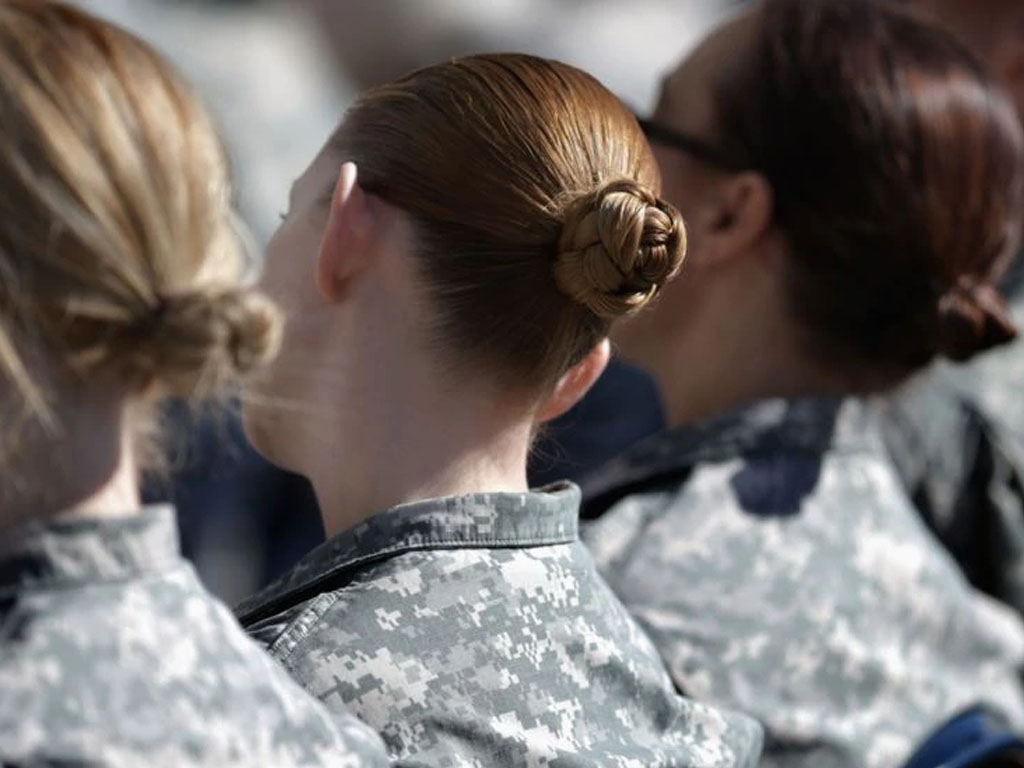 Tentara Perempuan Amerika Gerai Rambut dan Pakai Kuteks