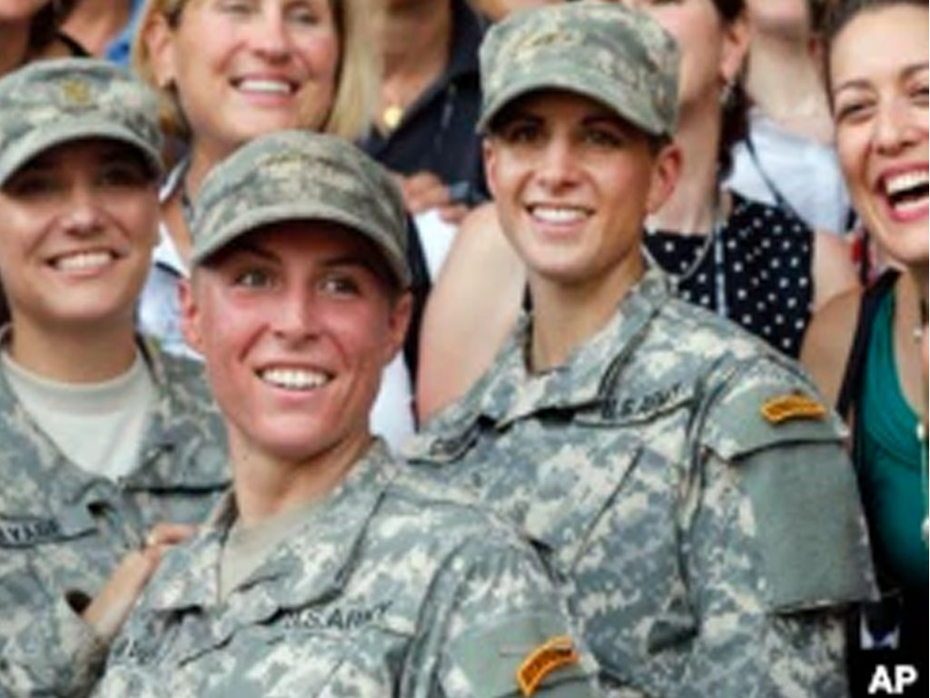 Tentara Perempuan Amerika Gerai Rambut dan Pakai Kuteks