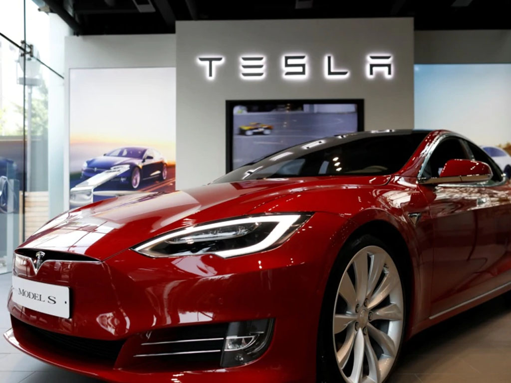 mobil listrik tesla