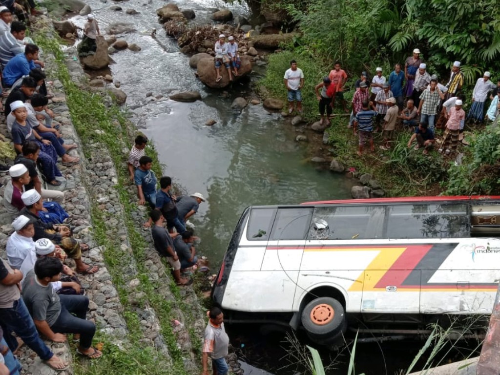 Bus Masuk Jurang di Madina