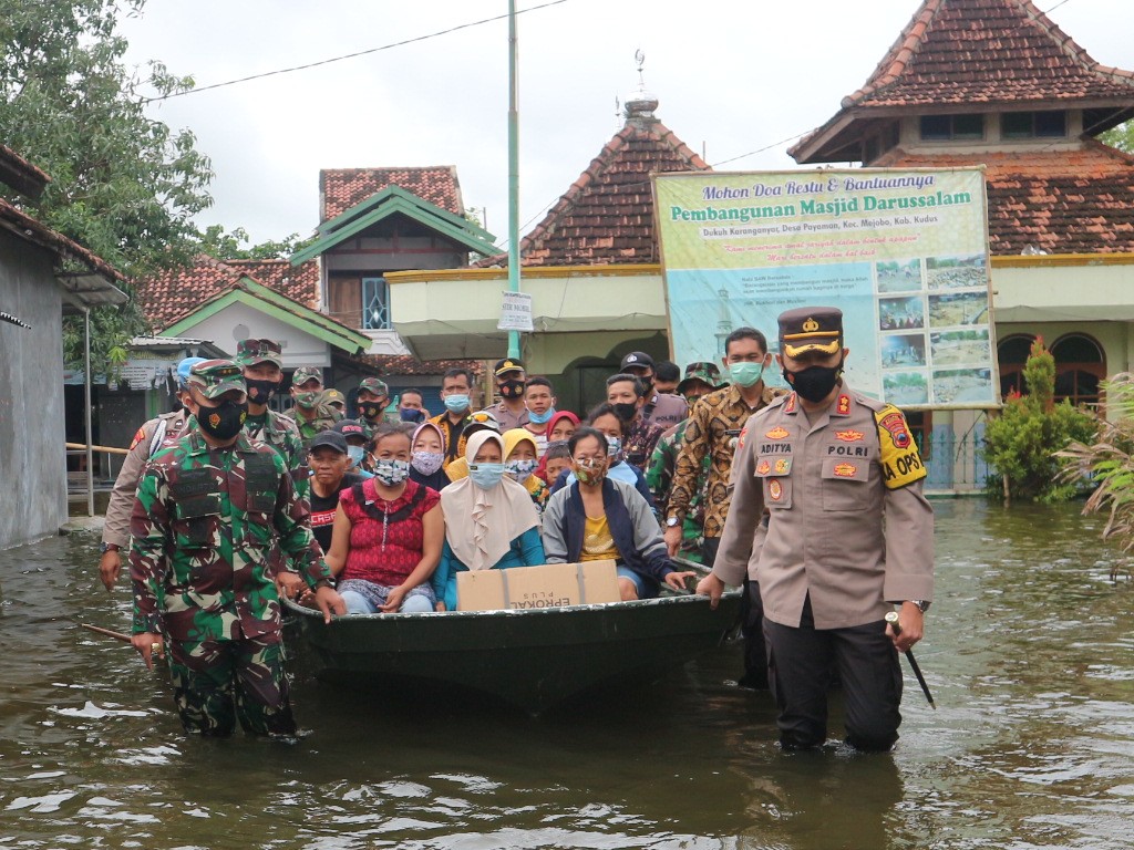 Korban Banjir di Kudus Diungsikan