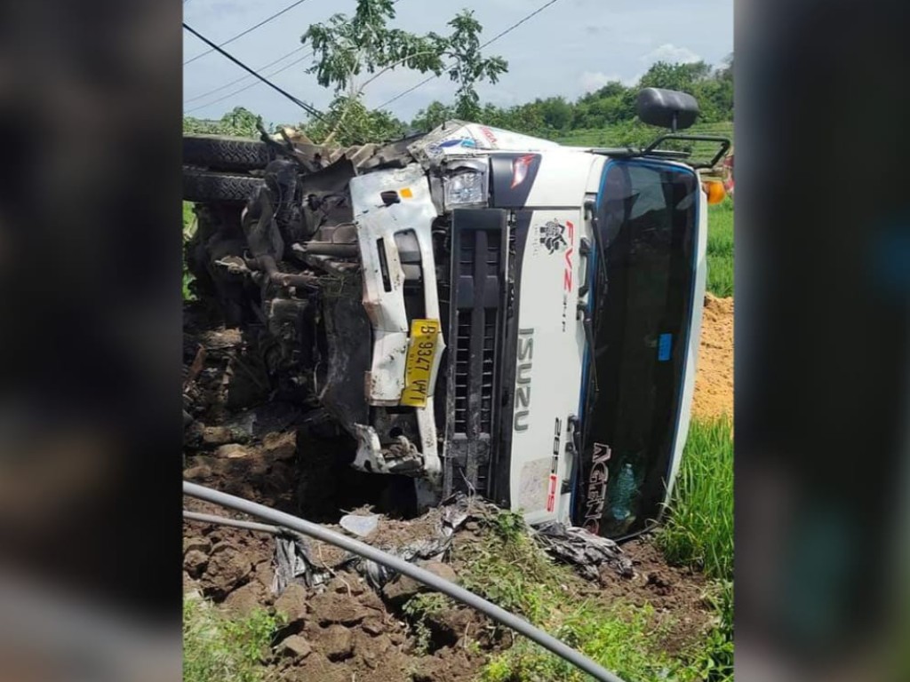 truk terguling di rembang