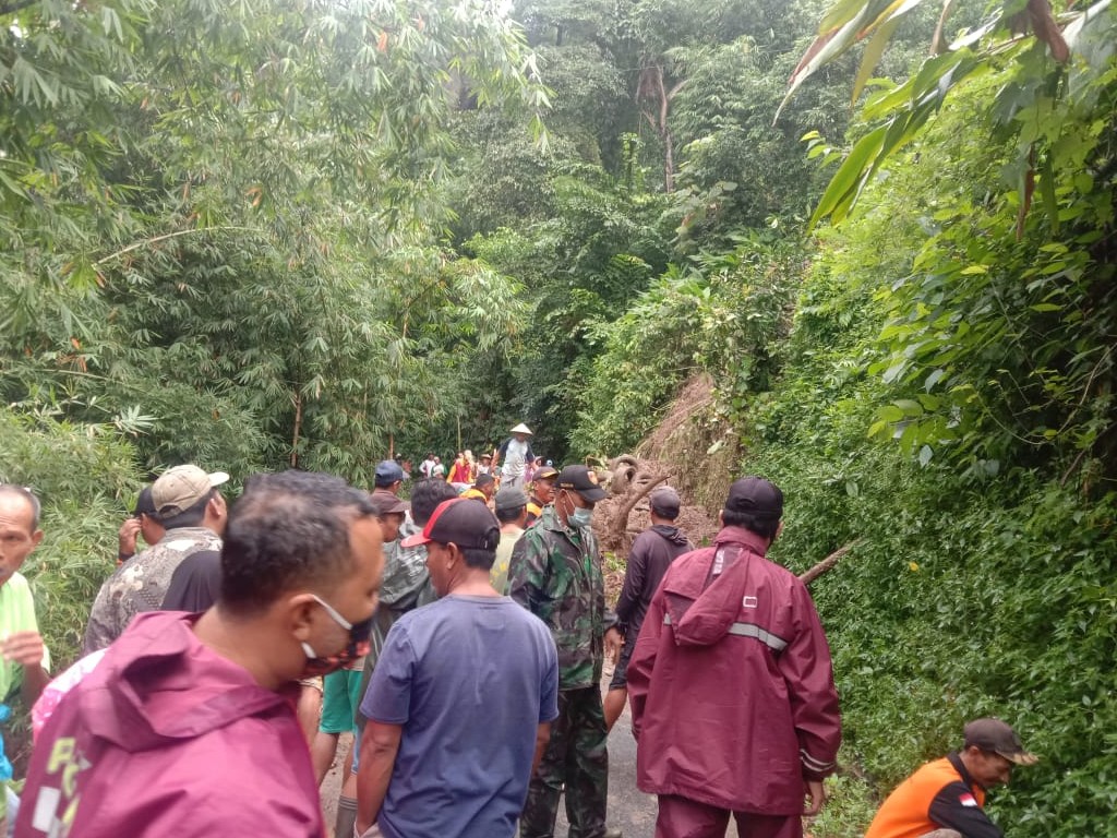 longsor tutup jalan desa di Kudus