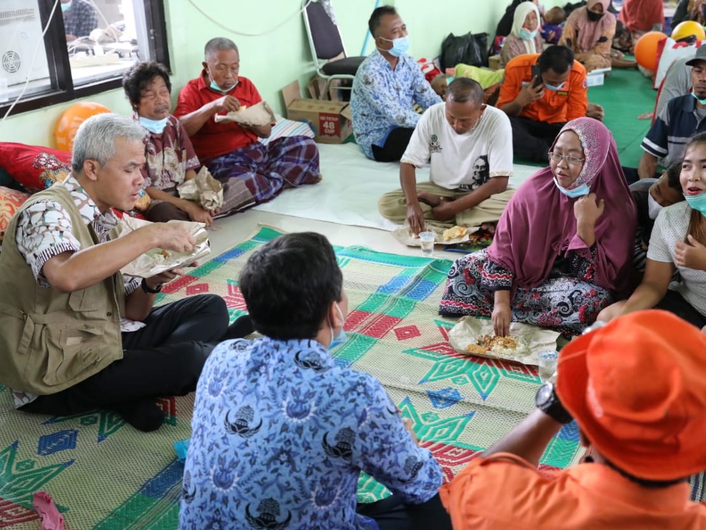 Ganjar cek pengungsi pekalongan