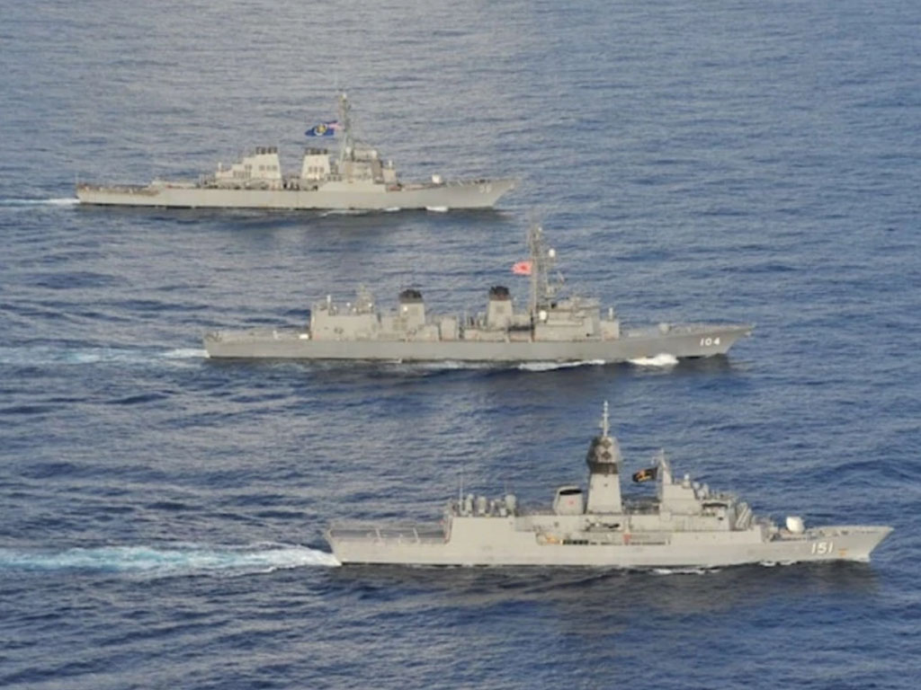 tiga kapal perang