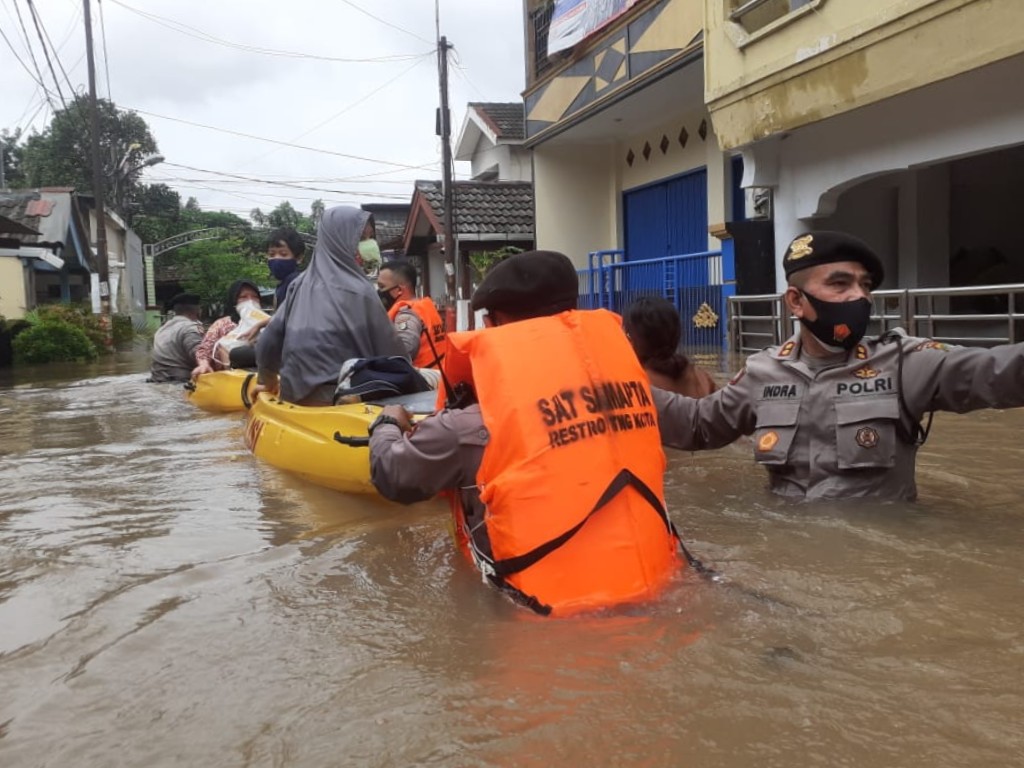 polisi bantu warga korban banjir