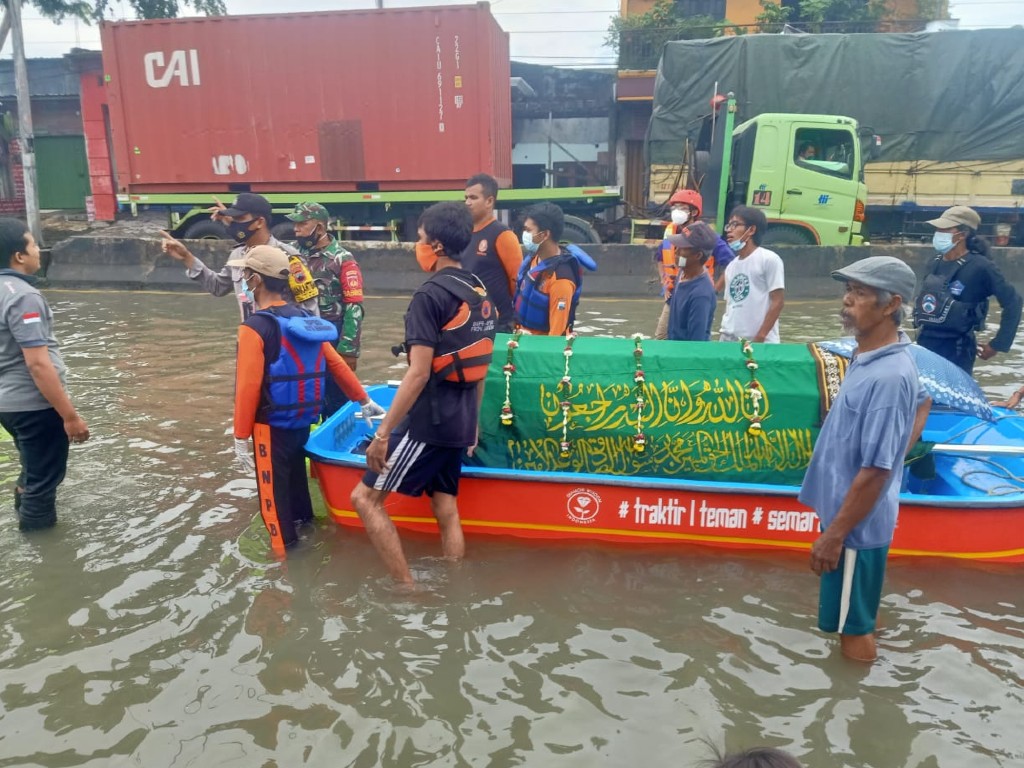 pemakaman terjang banjir semarang