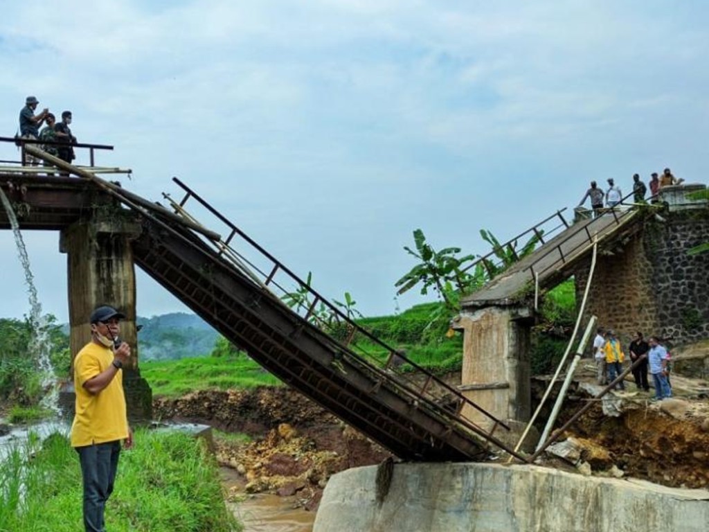 jembatan ambruk di batang