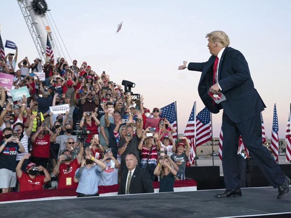 trump lempar masker