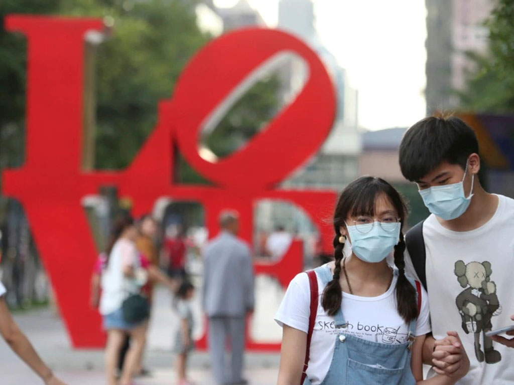 pengunjung pakai masker