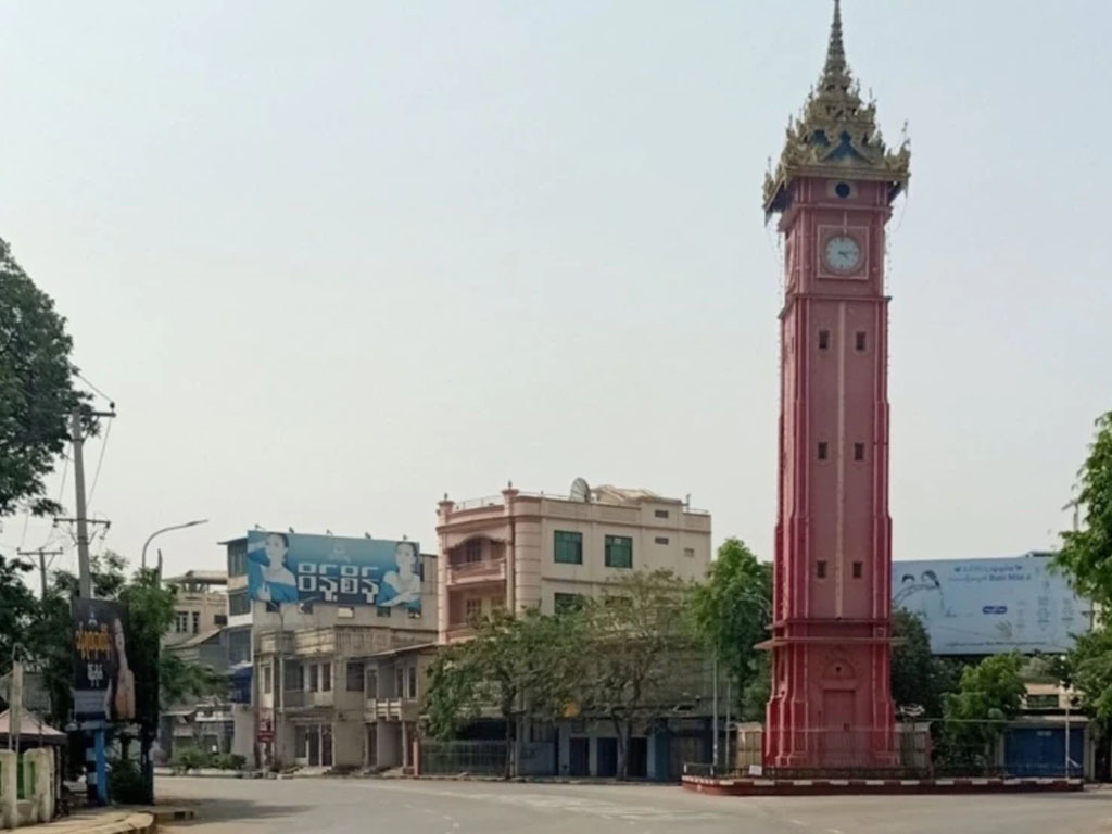 sebuah jalan di myanmar