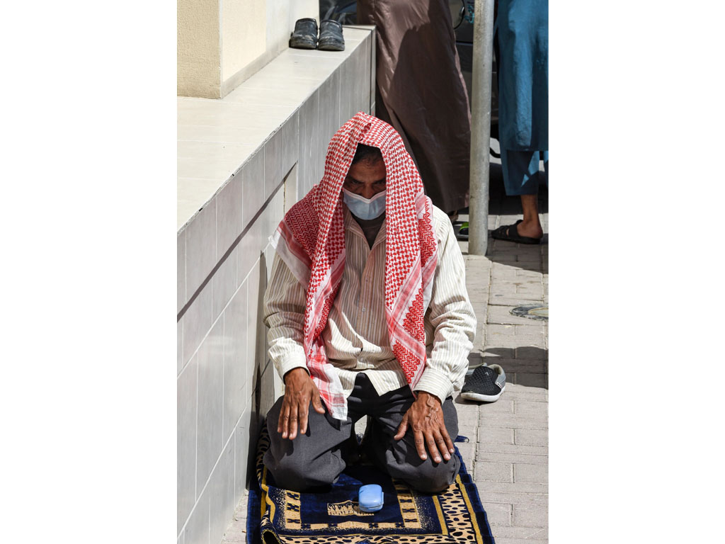seorang pria di luar masjid