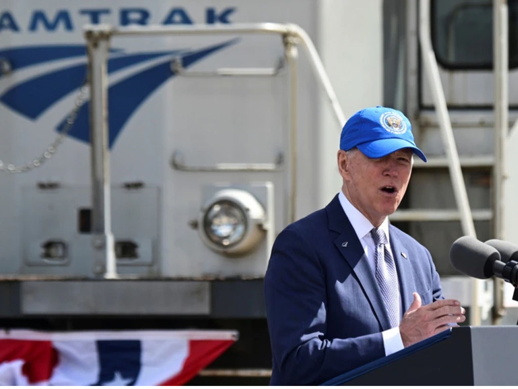 biden peringatan 50 tahun amtrak