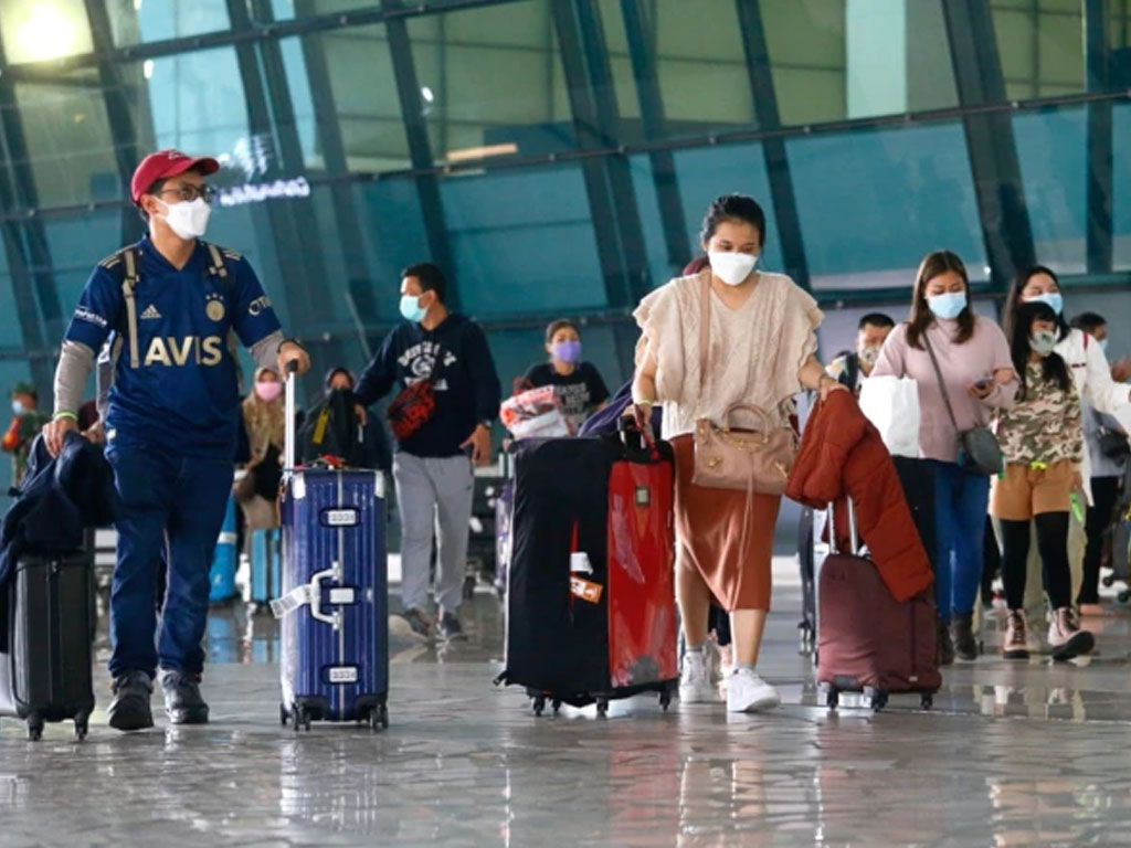 pengunjung di bandara soetta