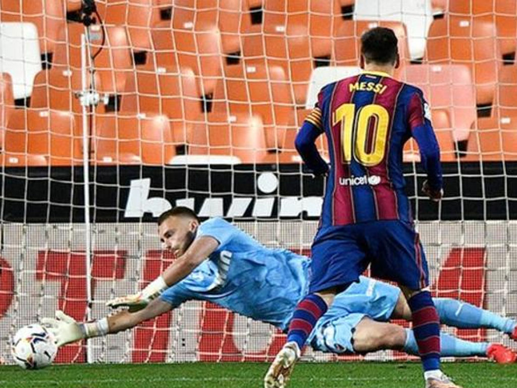 pinalti messi ke gawang valencia