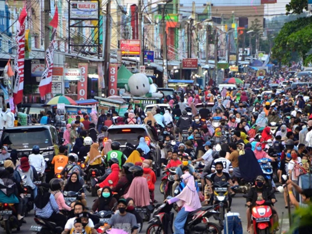 Masyarakat memadati area perbelanjaan