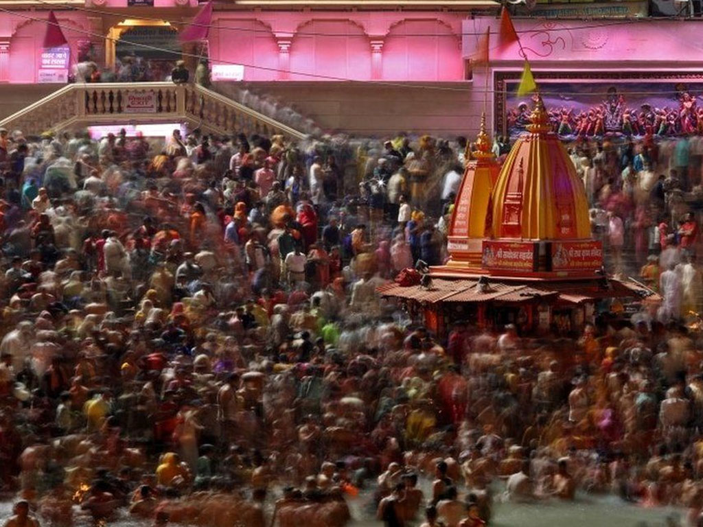 kerumunan peseta festival Kumbh Mela