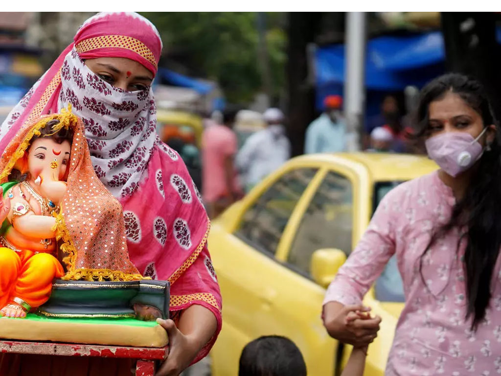 bawa patung dewa Hindu