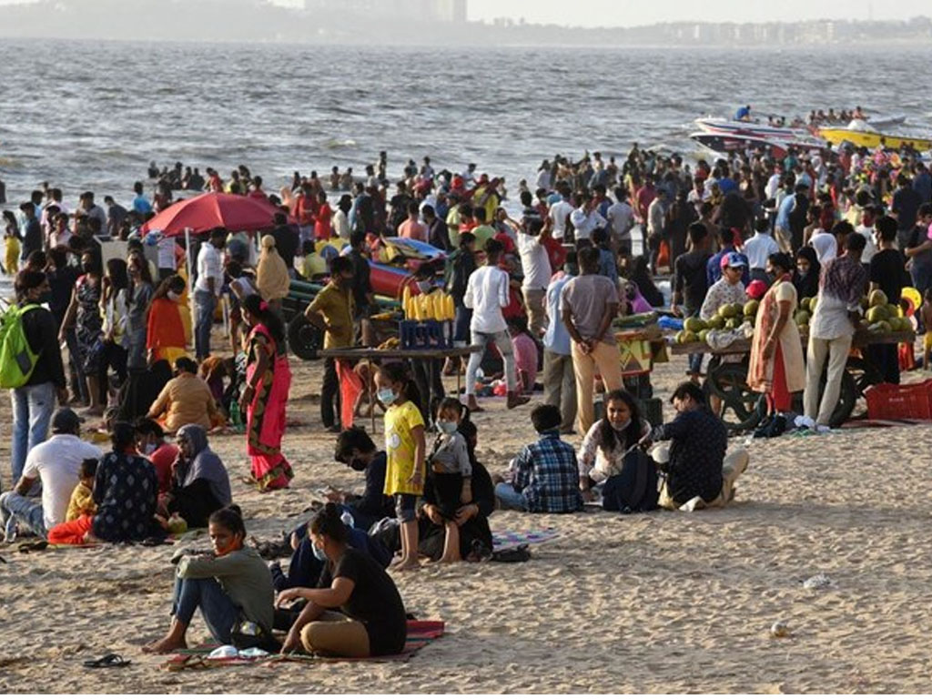 Warga berkerumun di pantai Juhu Mumbai