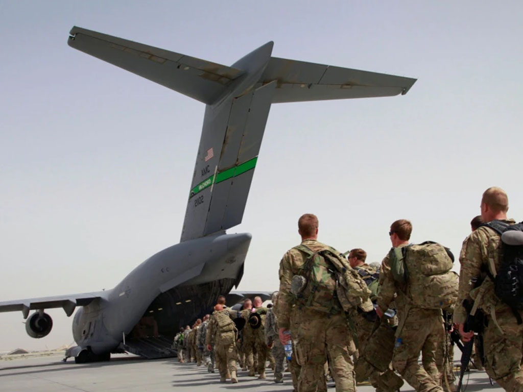 Tentara AS menuju pesawat militer AS