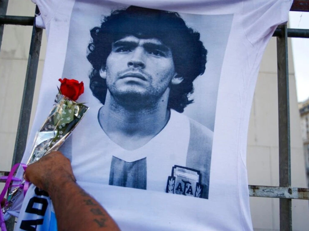 bunga di kaos maradona