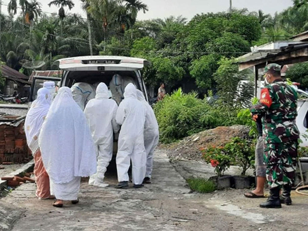 turunkan jenazah dari ambulans