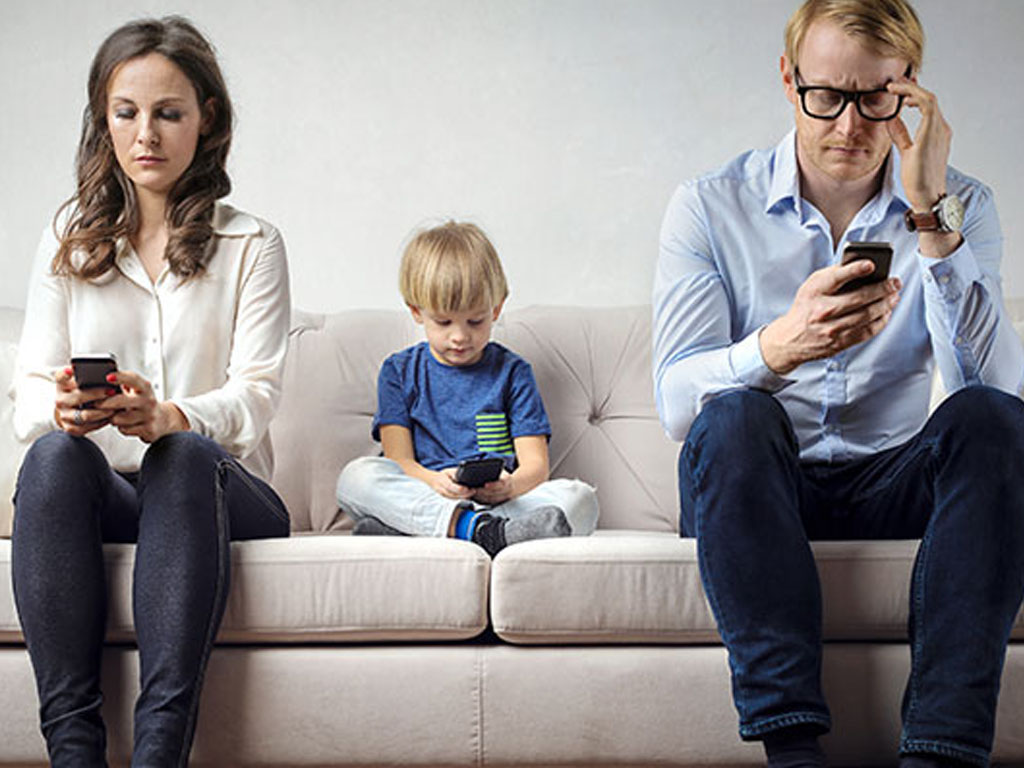 masalah dalam keluarga ortu sibuk smartphone