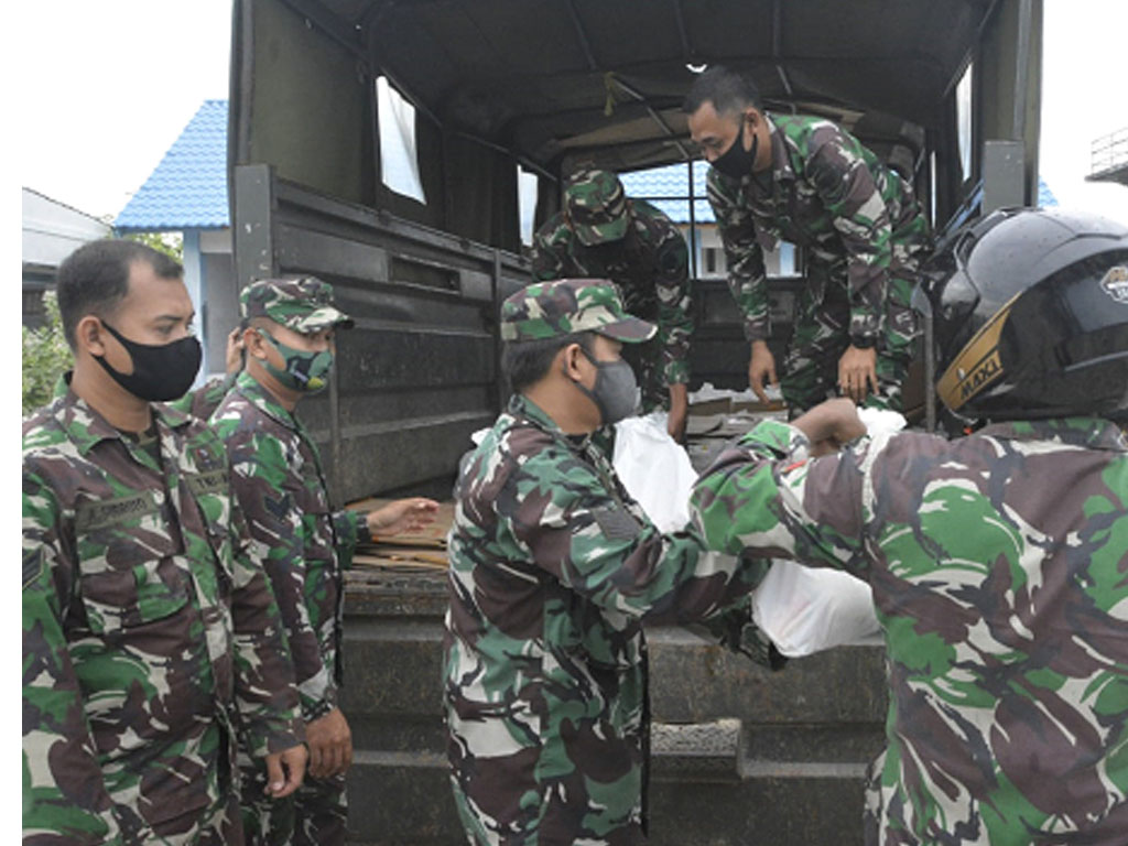 anggota danrem ls turunkan sembako