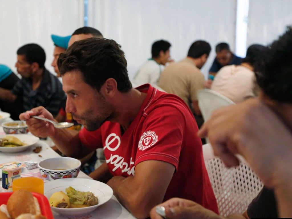 Warga Aljazair berbuka puasa