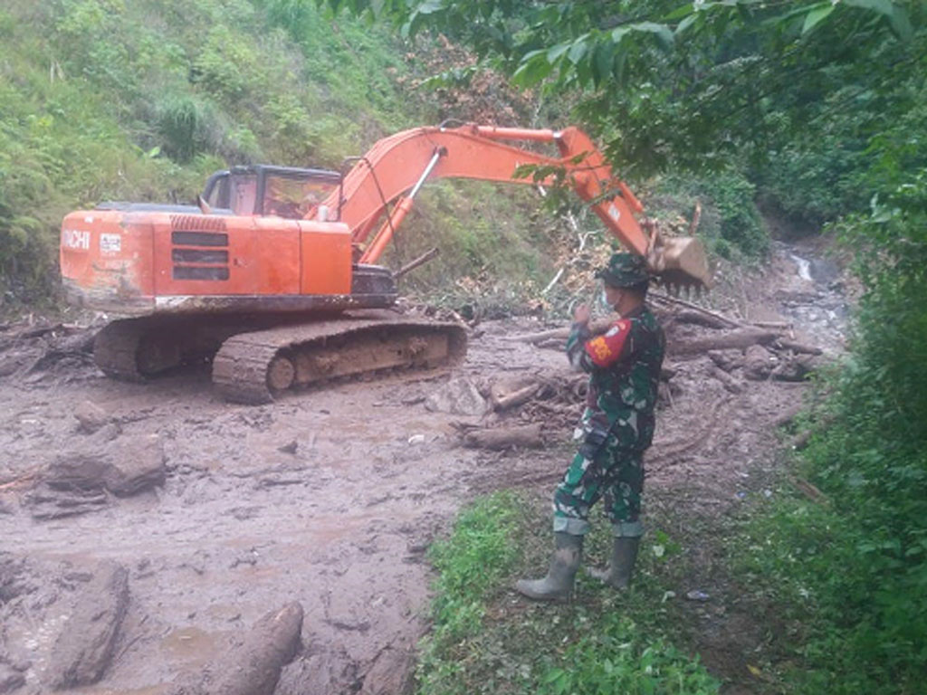 alat berat bersihkan longsor aceh